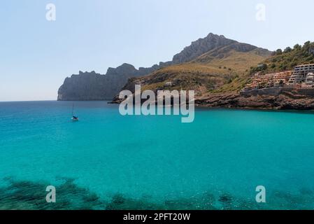 Die idyllische Cala Santanyi in Mallorca, Spanien, bietet kristallklares Wasser und einen malerischen Strand mit bunten Booten, perfekt zum Schwimmen und Sonnenbaden Stockfoto