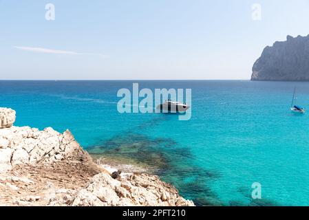 Die zerklüfteten Klippen und das kristallklare Wasser von Cala Mesquida in Mallorca, Spanien, bieten eine atemberaubende Kulisse für einen unvergesslichen Tag am Strand Stockfoto