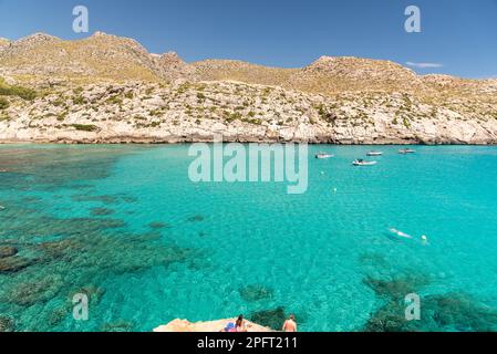 Die malerische Cala D'Or in Mallorca, Spanien, bietet mehrere atemberaubende Buchten und Strände mit kristallklarem Wasser und farbenfrohen Booten am Ufer Stockfoto