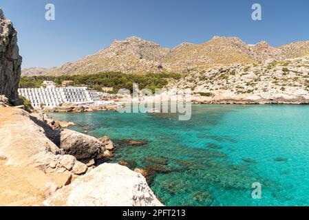 Das versteckte Juwel von Cala Varques in Mallorca, Spanien, ist nur zu Fuß oder per Boot erreichbar, aber das kristallklare Wasser und der unberührte Sand machen es gut Stockfoto