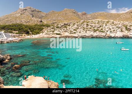 Das versteckte Juwel von Cala Varques in Mallorca, Spanien, ist nur zu Fuß oder per Boot erreichbar, aber das kristallklare Wasser und der unberührte Sand machen es gut Stockfoto