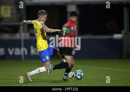 WAALWIJK - (lr) Dario van den Buijs von RKC Waalwijk, Elayis Tavsan von NEC Nijmegen während des niederländischen Premier-League-Spiels zwischen RKC Waalwijk und NEC im Mandemakers Stadium am 18. März 2023 in Waalwijk, Niederlande. ANP JEROEN PUTMANS Credit: ANP/Alamy Live News Stockfoto