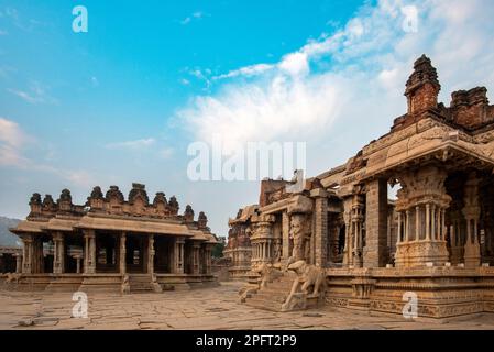 Der Vijaya Vitthala Tempel in Hampi ist sein berühmtestes Denkmal. Hampi, die Hauptstadt des Vijayanagar Empire, gehört zum UNESCO-Weltkulturerbe. Stockfoto