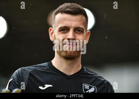 18. März 2023; bet365 Stadium, Stoke, Staffordshire, England; EFL Championship Football, Stoke City gegen Norwich City; Angus Gunn von Norwich lächelt im Regen Stockfoto