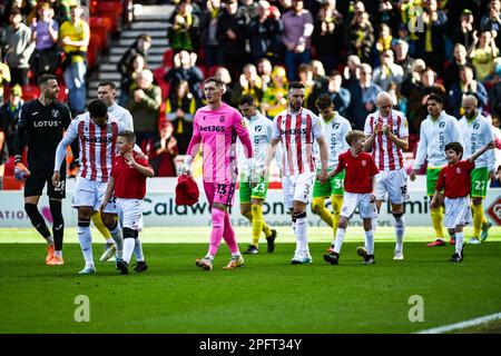 18. März 2023; bet365 Stadium, Stoke, Staffordshire, England; EFL Championship Football, Stoke City gegen Norwich City; Spieler und Maskottchen gehen vor dem Anpfiff raus Stockfoto