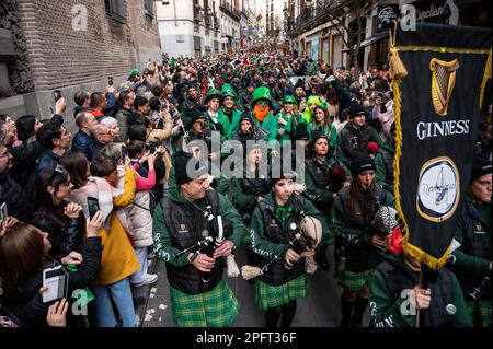 Madrid, Spanien. 18. März 2023. Dudelsackspieler spielen Musik zum St. Patrick's Day. Mehr als 300 Dudelsackläufer sind bei einer Parade durch die Straßen des Stadtzentrums von Madrid gelaufen, die zum ersten Mal in der Stadt stattfindet. Kredit: Marcos del Mazo/Alamy Live News Stockfoto