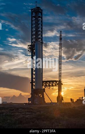 SpaceX-Startturm, Booster und Raumschiff bei Sonnenuntergang Stockfoto