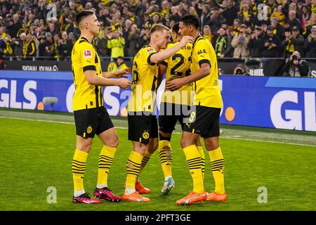 DORTMUND, DEUTSCHLAND - MÄRZ 18: Sebastien Haller von Borussia Dortmund feiert, nachdem er mit seinen Teamkollegen während des Bundesliga-Spiels zwischen Borussia Dortmund und 1 sein zweites Tor erzielt hat. FC Köln im Signal Iduna Park am 18. März 2023 in Dortmund, Deutschland (Foto von Joris Verwijst/Orange Pictures). Guthaben: Orange Pics BV/Alamy Live News Stockfoto