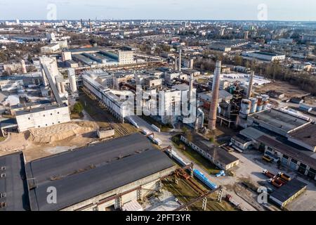 Panoramablick auf Rohre wie in einer alten verlassenen Fabrik Stockfoto