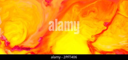 Flüssige Art. Flüssig rot-orange Farbhintergrund. Farbenfrohe abstrakte Aquarellstruktur. Liquid-Art-Konzept Stockfoto