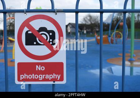 Schild „Keine Fotos“ an den Geländern eines Kinderspielbereichs mit Kopierbereich. Stockfoto