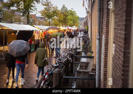 02. Oktober 2021, Leiden, Niederlande: Straßenmarkt und Vergnügungspark im Zentrum von Leiden während der Feier des Befreiungstages Stockfoto