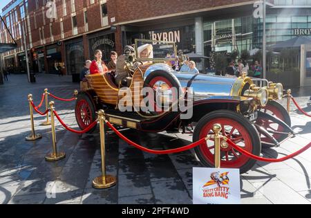 Werbewagen für Chitty Chitty Bang Bang The Musical im Liverpool Empire in der Lime Street. Basierend auf dem Kinderbuch Stockfoto