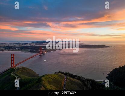 Wunderschöner Sonnenuntergang über der Golden Gate Bridge und der Stadt San Francisco Stockfoto