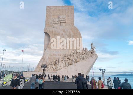 Lissabon, Portugal - 4. Dezember 2022: Der Padrao dos Descobrimentos am Rand des Tejo entlang seines westlichen Profils. Stockfoto