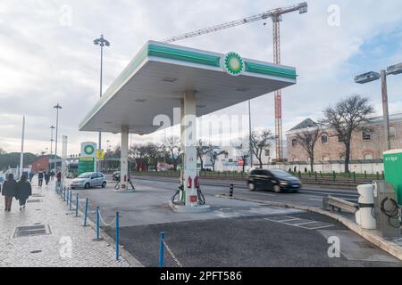 Lissabon, Portugal - 4. Dezember 2022: BP-Tankstelle in Portugal. Stockfoto