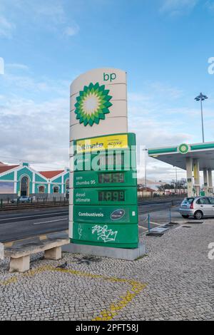 Lissabon, Portugal - 4. Dezember 2022: Preisschild für BP-Tankstelle in Portugal. Stockfoto