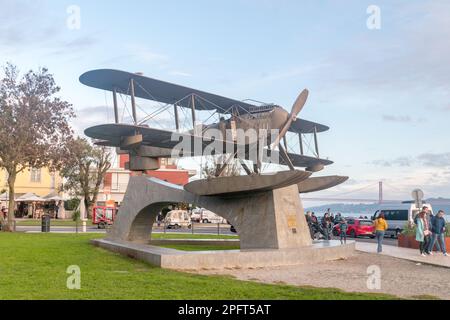 Lissabon, Portugal - 4. Dezember 2022: Denkmal Gago Coutinho e Sacadura Cabral (Hidroviao Lusitania - Monumento a Gago Coutinho e Sacadura Cabral). Stockfoto