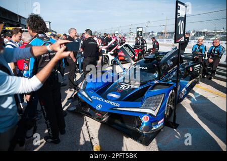 10 TAYLOR Ricky (usa), ALBUQUERQUE Filipe (prt), DELETRAZ Louis (che), Konica Minolta Acura ARX-06, Acura ARX-06, Action während der Mobil 1 Twelve Hours of Sebring 2023, 2. Runde der IMSA SportsCar Championship 2023, vom 15. Bis 18. März 2023 auf dem Sebring International Raceway, Florida USA – Foto: Jan-patrick Wagner/DPPI/LiveMedia Stockfoto