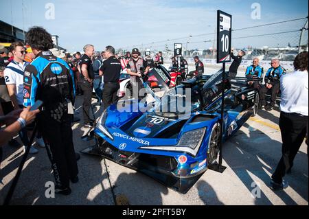 10 TAYLOR Ricky (usa), ALBUQUERQUE Filipe (prt), DELETRAZ Louis (che), Konica Minolta Acura ARX-06, Acura ARX-06, Action während der Mobil 1 Twelve Hours of Sebring 2023, 2. Runde der IMSA SportsCar Championship 2023, vom 15. Bis 18. März 2023 auf dem Sebring International Raceway, Florida USA – Foto: Jan-patrick Wagner/DPPI/LiveMedia Stockfoto