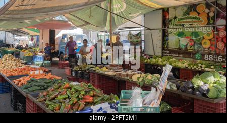 Bauernmarkt, Jaco, Costa Rica- 24. Februar 2023: Obst und Gemüse zum Verkauf auf dem wöchentlichen Bauernmarkt Stockfoto