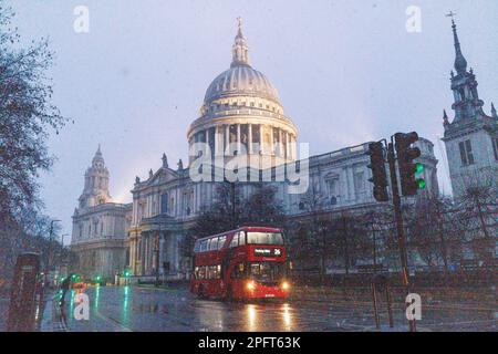 St. Paul's Cathedral im Zentrum von London heute Morgen von Schnee und Regen zerschmettert. Aufnahme am 8. März 2023. © Belinda Jiao jiao.bilin@gmail.com 07 Stockfoto