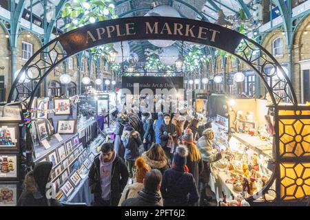 [MccLi0002147] Käufer packen Apple Market in Covent Garden ein. Aufnahme am 17. Dezember 2022. © Belinda Jiao jiao.bilin@gmail.com 07598931257 https:/ Stockfoto