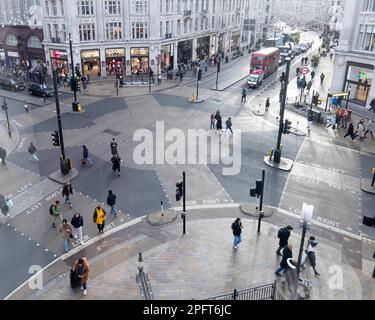 [MccLi0002147] St Molton Street in der Nähe der U-Bahn-Station Bond Street, die heute Morgen ziemlich ruhig war, am letzten Wochenende vor Weihnachten, wenn Peo Stockfoto