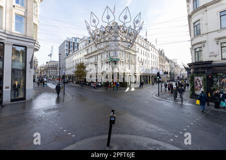 [MccLi0002147] St Molton Street in der Nähe der U-Bahn-Station Bond Street, die heute Morgen ziemlich ruhig war, am letzten Wochenende vor Weihnachten, wenn Peo Stockfoto