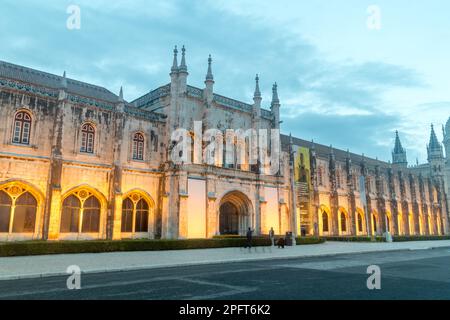 Lissabon, Portugal - 4. Dezember 2022: Eintritt zum Kloster Jeronimos oder zum Kloster Hieronymites (Portugiesisch: Mosteiro dos Jeronimos) in der Abenddämmerung. Stockfoto