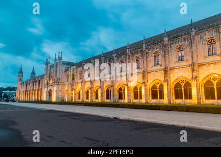 Lissabon, Portugal - 4. Dezember 2022: Nationalmuseum für Archäologie (Portugiesisch: Museu Nacional de Arqueologia) bei Nacht. Stockfoto