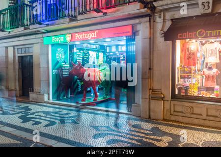 Lissabon, Portugal - 4. Dezember 2022: Forca Portugal Store bei Nacht. Stockfoto