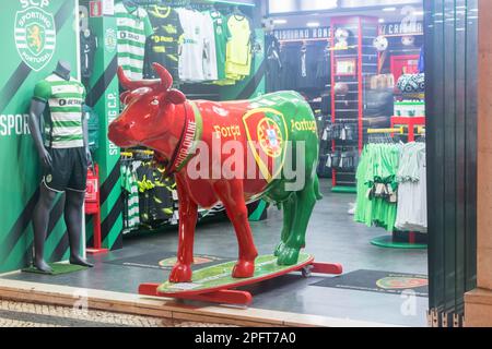 Lissabon, Portugal - 4. Dezember 2022: Stier im Forca Portugal Store. Stockfoto