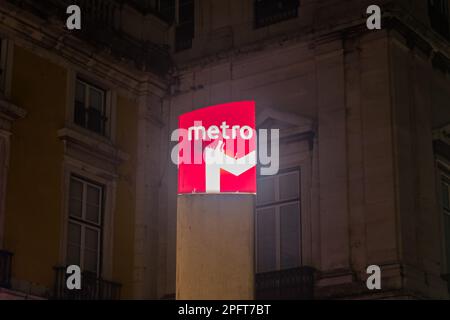 Lissabon, Portugal - 4. Dezember 2022: Das Logo der Lissabonner U-Bahn bei Nacht. Stockfoto