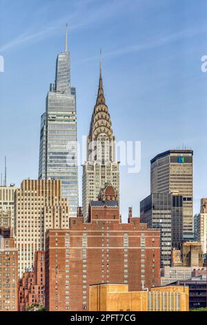 Midtown Skyline: One Vanderbilt, Chrysler Building, Met Life Building, mit Daily News Building (orangefarbene Streifen) und Tudor Tower im Vordergrund. Stockfoto