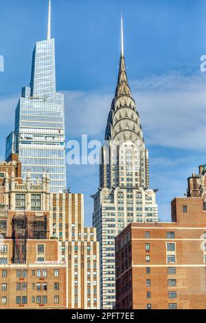 Ein Vanderbilt und das Chrysler Building wetteifern um Aufmerksamkeit in Midtown Manhattan; Windsor Tower, Daily News Building und Tudor Tower im Vordergrund. Stockfoto