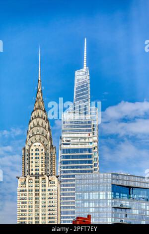 Blau und Weiß auf Blau und Weiß: Das Chrysler Building und ein Vanderbilt Tower über den Summit Apartments in diesem Stück der Skyline von Midtown NYC. Stockfoto