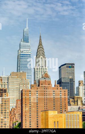 Midtown Skyline: One Vanderbilt, Chrysler Building, Met Life Building, mit Daily News Building (orangefarbene Streifen) und Tudor Tower im Vordergrund. Stockfoto