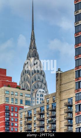 Der berühmte Stahlturm des Chrysler Building erhebt sich über die Apartmentgebäude 220 East 40. Street und 330 East 39. Street im Abschnitt Murray Hill hinaus. Stockfoto