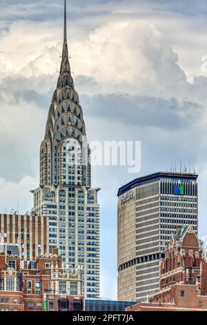 Der berühmte Schacht und die Krone des Chrysler Building und das Met Life Building mit dem orangefarbenen Daily News Building und den Tudor City Towers im Vordergrund. Stockfoto