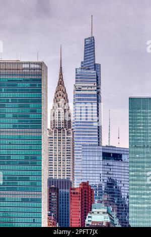 Weißes und silbernes Chrysler-Gebäude in einem blauen Meer: Aqua UN-Gebäude, blaues Glas One Vanderbilt und Summit Apartments, meeresgrün Three UN Plaza. Stockfoto