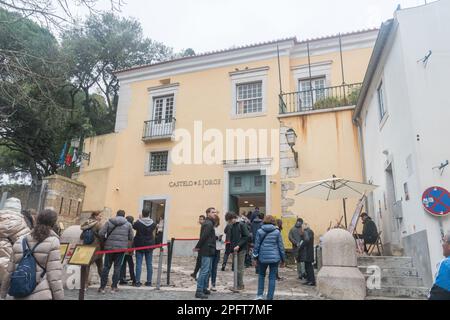 Lissabon, Portugal - 5. Dezember 2022: Eintritt zur Burg Saint George. Stockfoto