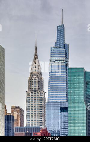 Ein Stück Big Apple Sky: Chrysler Building, ein Vanderbilt, drei UN Plaza erscheinen Schulter an Schulter. Stockfoto