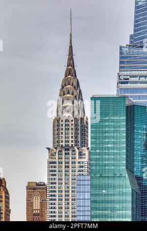 Das Chrysler-Gebäude aus weißem Backstein und silbernem Stahl steht im Kontrast zu den blau-grünen Glaswänden von einem Vanderbilt, drei UN Plaza und Summit Apartments. Stockfoto