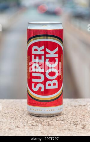 Lissabon, Portugal - 5. Dezember 2022: Dose von Super Bock Bier. Stockfoto