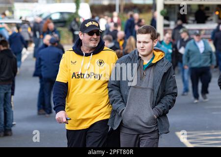 Wölfe-Fans, die am Samstag, den 18. März 2023 in Molineux, Wolverhampton, im Stadion Moulineux ankommen, während des Premier League-Spiels zwischen Wolverhampton Wanderers und Leeds United. (Foto: Gustavo Pantano | MI News) Guthaben: MI News & Sport /Alamy Live News Stockfoto