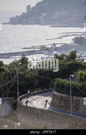 Abbiategrasso, Mailand, Italien. 18. März 2023. Radrennen Mailand-San Remo 2023: Matthieu Van der Poel steigt den Poggio auf seinem Weg zum Sieger von Mailand Sanremo hinab. Kredit: Action Plus Sports/Alamy Live News Stockfoto