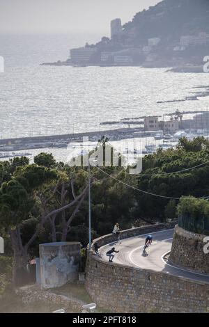 Abbiategrasso, Mailand, Italien. 18. März 2023. Radrennen Mailand-San Remo 2023: Matthieu Van der Poel steigt den Poggio auf seinem Weg zum Sieger von Mailand Sanremo hinab. Kredit: Action Plus Sports/Alamy Live News Stockfoto