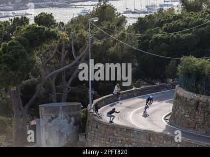 Abbiategrasso, Mailand, Italien. 18. März 2023. Radrennen Mailand-San Remo 2023: Matthieu Van der Poel steigt den Poggio auf seinem Weg zum Sieger von Mailand Sanremo hinab. Kredit: Action Plus Sports/Alamy Live News Stockfoto