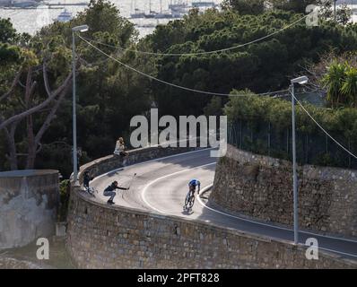 Abbiategrasso, Mailand, Italien. 18. März 2023. Radrennen Mailand-San Remo 2023: Matthieu Van der Poel steigt den Poggio auf seinem Weg zum Sieger von Mailand Sanremo hinab. Kredit: Action Plus Sports/Alamy Live News Stockfoto